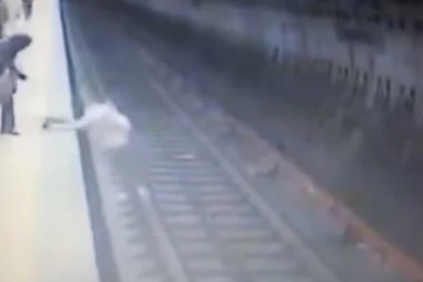 (VIDEO) UZNEMIRUJUĆI VIDEO: Žena ĐAVO išutirala TRUDNICU POD VOZ u Rumuniji!