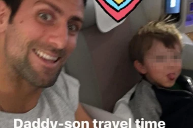 NOVAK I SIN U AVIONU: Stefan tati iza leđa pokazao jezik