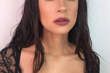 SKANDALOZNO: Pevačica se igrala sa IKONOM, preko Isusove glave nalepila svoju!