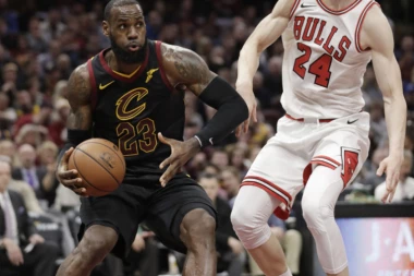 (VIDEO) NBA: Lebron Džejms ukrotio Bulse, Toronto na krilima Derozana od -22 do pobede!