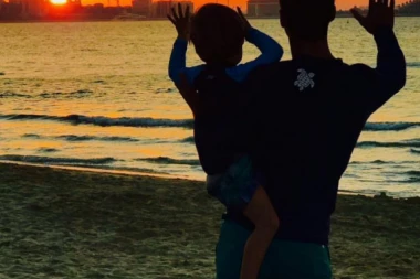 (FOTO) IDILA U DUBAIJU: Porodica Đokovića uživa u zalasku sunca