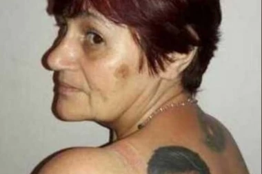 ONA OBOŽAVA FUDBAL: Ima 54 godine i Mesijevu tetovažu na leđima!