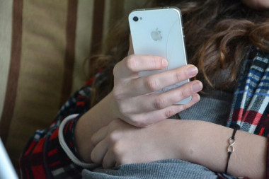 Ruski stručnjak otkriva: Držanje telefona pored kreveta nije štetno, ali ga zbog OVOG ne treba koristiti pred spavanje!