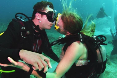 (VIDEO) LJUBAV NE BIRA MESTO: Venčali su se na mestu gde su se upoznali - POD VODOM!