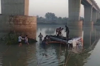 (FOTO) JEZIVE SLIKE IZ INDIJE: Autobus pao u reku, najmanje 32 žrtve