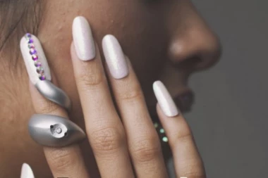 Napravili pametni nokat za telefoniranje: Samo gurneš prst u uho i pričaš (FOTO)