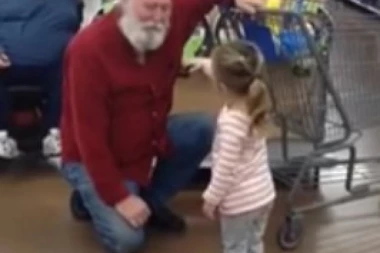 (VIDEO) Devojčica mislila da je čovek Deda Mraz, njegova reakcija topi srca