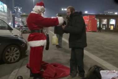 (VIDEO) DEDA MRAZ GODINE: Hranio i oblačio beskućnike!