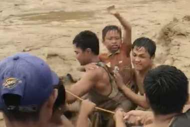 (STRAVIČAN VIDEO) LEŠEVI NA SVE STRANE: Više od 150 ljudi mrtvo, jauci užasa odjekuju!