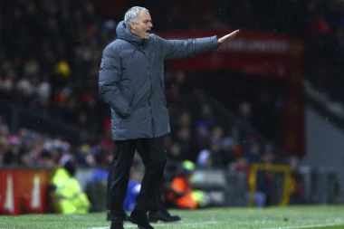 POSEBNI ODLEPIO: Murinjo besneo na igrače posle remija sa Lesterom