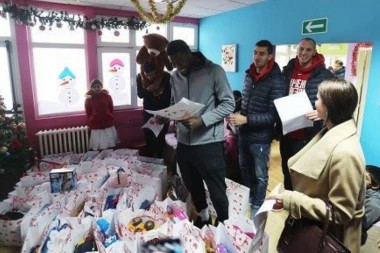 HUMANI CRVENO-BELI: Košarkaši Crvene zvezde posetili Svratište