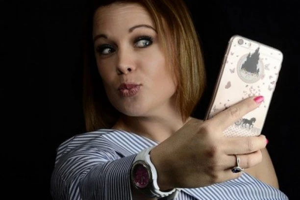 DEVOJKE, OPREZ: Stručnjaci objasnili zašto ODMAH morate PRESTATI sa objavljivanjem SELFIJA!