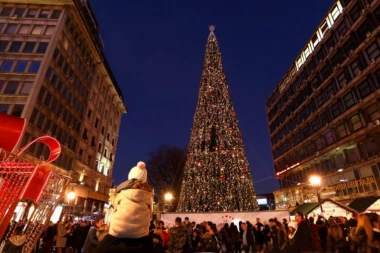 BEOGRAD NIKAD NIJE IZGLEDAO LEPŠE PRED NOVU GODINU: Zasijala jelka na Trgu Republike