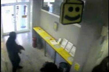 (ŠOK VIDEO) OVAKO IZGLEDA PLJAČKA BANKE U SARAJEVU: Ispraznili sefove, kamere sve snimile!