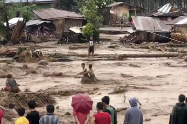 Plovila na odronima svoje kuće ČETIRI DANA NAKON POPLAVE!