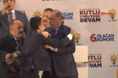 (VIDEO) PREVARIO OBEZBEĐENJE: Muškarac tokom skupa NAPAO ERDOGANA