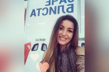 (FOTO) Ona je biser Novog Sada: Evo kako seksi Ivana promoviše FK Vojvodina na drugom kraju sveta!