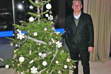 Ana i Švajni slave  DVA BOŽIĆA!