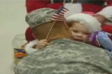 (VIDEO) OVO ĆE PAMTITI ZAUVEK: Deda Mraz joj je ispunio želju, a onda se ceo svet rasplakao!