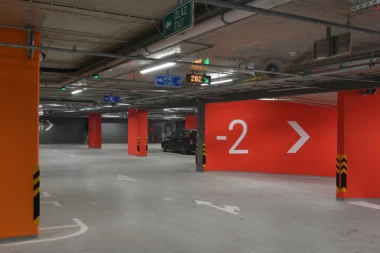 STRAVIČNA TRAGEDIJA NA VRAČARU: Auto-lift težak tonu ubio čoveka, drugi teško povređen