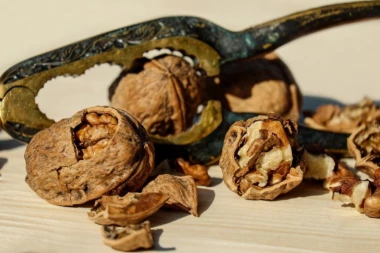 SAMO ŠAKA ORAHA DNEVNO MOŽE DA VAM SPASE ŽIVOT: 30 grama oraha smanjuje rizik od opasne bolesti