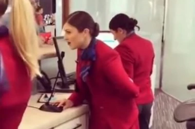 STJUARDESE SU ČUDO: Ovako su putnicima ulepšale praznike!