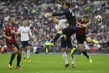 Engleska bruji o nezapamćenom skandalu: Poznati fudbaler orgijao sa 8 devojaka, 2 bile maloletne!
