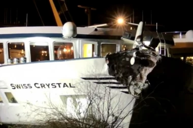 (VIDEO) Kruzer sa turistima se zakucao u most na Rajni: POVREĐENI NA SVE STRANE!