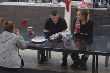 STVARNO SU PRETERALE: Kija i Luna pričale o Slobinom penisu pred njim (VIDEO)