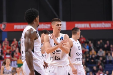 (VIDEO) CRNO-BELI SE OBRUKALI U RUSIJI: Partizan se smrzao na -35!