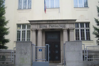 GIMNAZIJALAC NOŽEM UBO DEVOJKU, JER JE HTELA DA GA OSTAVI