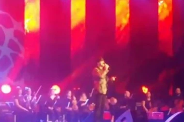 (VIDEO) INEKCIJE, PA KONCERT: Haris Džinović oduševio publiku u Sava centru