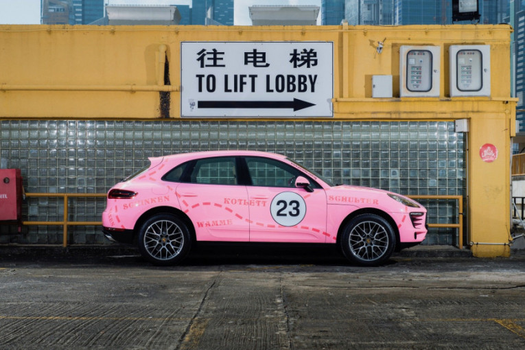 Ovaj roze makan nije namenjen ženskoj publici već je omaž takozvanoj roze svinji, ako pažljivo pogledate sliku videćete linije na kojima su označene vrsta mesa koja se dobijaju od svinje