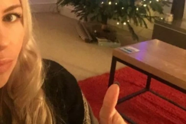 PAZITE ŠTA OBEĆAVATE RODITELJIMA: Ona sada mora da TRPI mamin novogodišnji poklon!