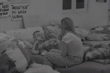 Janjuš pitao zadrugarku da budu u vezi!