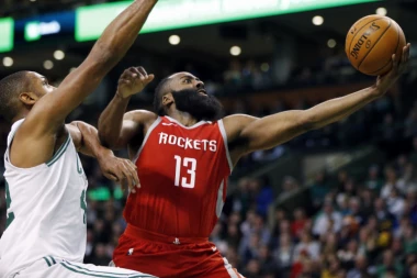 (VIDEO) Harden postigao neverovatan koš ali sudije ga nisu priznale