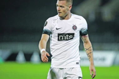 (VIDEO) Ožegović snimao Stojkovića kako puši, pa zagrmeo "Ubico Cigana" na slavi golmana Partizana