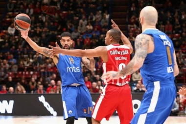 Žurka u Milanu za kraj godine: ZVEZDA "SKROJILA" ARMANI!