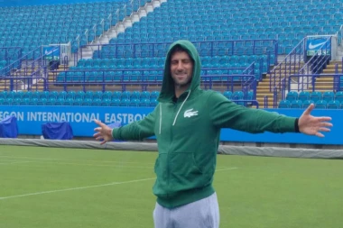 (VIDEO) NOVAK SKINUO ZAVOJ SA LAKTA: Evo kako je Nole fanovima čestitao Novu godinu!