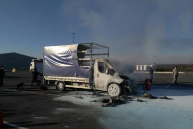 VATRA NA CARINSKOM TERMINALU: Kamion goreo sam od sebe!