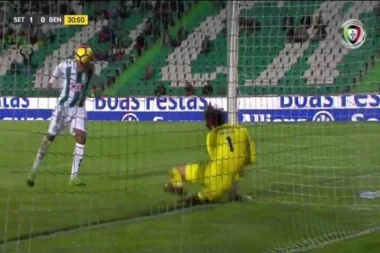 (VIDEO) SVILAR se previjao od bolova, RASPALIO STATIVU GLAVOM IZ SVE SNAGE!