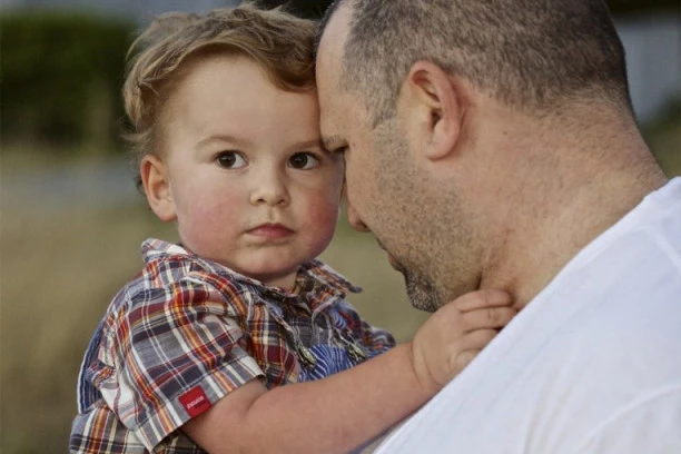 DANAS JE VELIKI PORODIČNI PRAZNIK OČEVI! Deco, vežite tate i ne puštajte dok ne dobijete poklone!