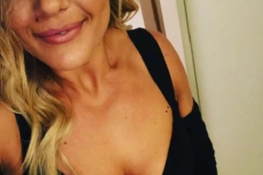 HRVATICA POZIRALA U SEKSI IZDANJU: Sandra Perković pokazala dekolte za medalju