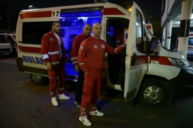 STRAVIČNA NOĆ U GRADU: Udesi, oboren pešak i izboden muškarac