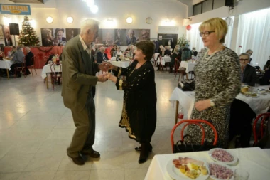 NAJSTARIJI BEOGRAĐANI OČITALI LEKCIJU: Ovako se slavi Nova godina!