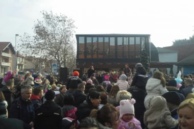 (FOTO) U BORČI VESELO OD RANOG JUTRA: "Ulica otvorenog srca" obradovala najmlađe