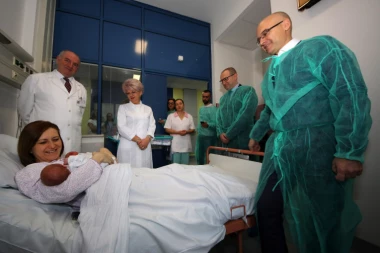 STIGLA RODA U NOVI SAD: Prve bebe blizanci Stefan i Lazar!