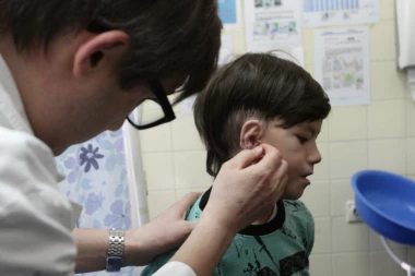 Mali Đorđe je rođen bez uva, ali će zahvaljujući doktoru Uroševiću biti KAO SVI DEČACI!