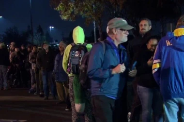 (FOTO) Više od 100 ljudi čekalo celu noć da kupe marihuanu!