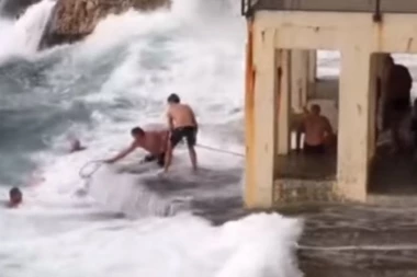 (VIDEO) HRVATSKA: Tradicionalno novogodišnje kupanje PRETVORILO SE U TRAGEDIJU!